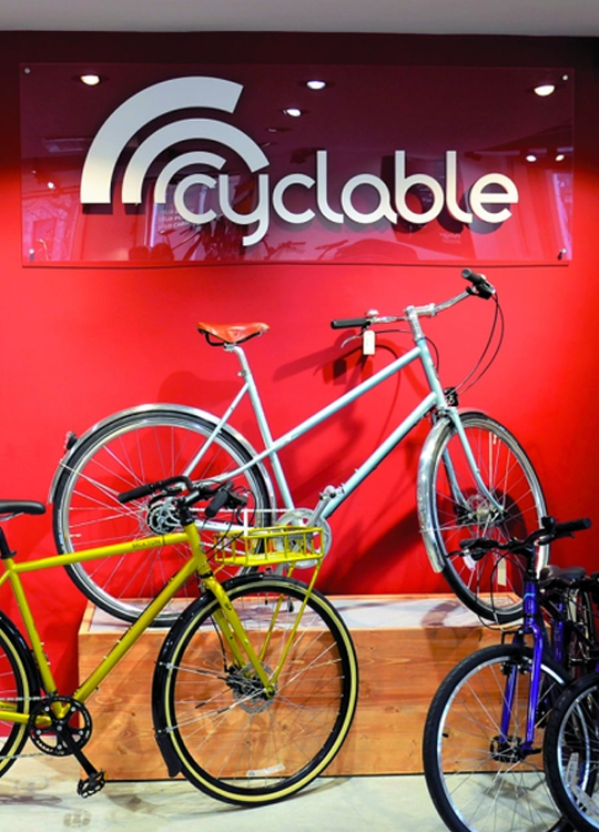 Vélos devant le logo 