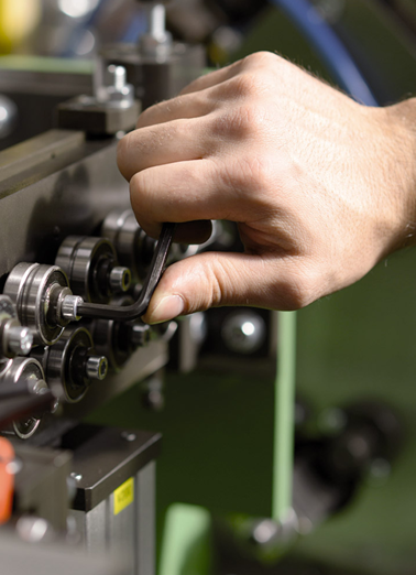 Main qui sert des écroues avec clé à laine