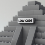 Pyramide qui dispose d'une brique low code avec un lego