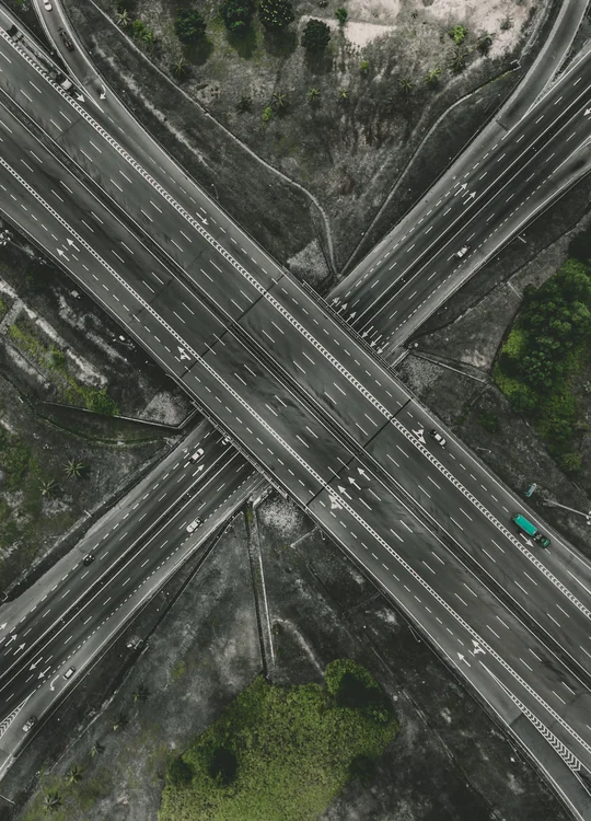 Vue aérienne d'un échangeur autoroutier, illustration des projets de mobilité du cluster CARA
